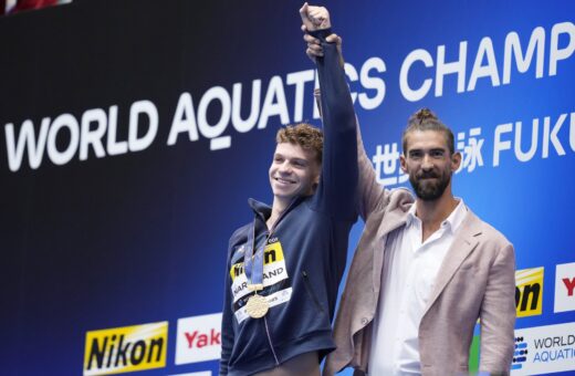 O francês Leon Marchand recebe do ex-nadador americano Michael Phelps a medalha de ouro dos 400m medley da Natação no Mundial de Esportes Aquáticos 2023, em Fukuoka, no Japão - Foto: Eugene Hoshiko/ Associated Press/ Estadão Conteúdo