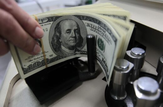 Dólar americano - Foto: Reuters/Sukree Sukplang