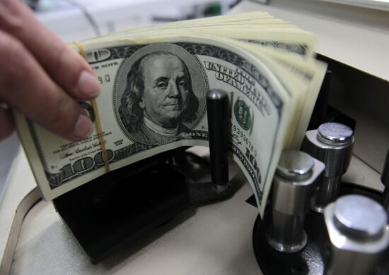 Dólar americano - Foto: Reuters/Sukree Sukplang