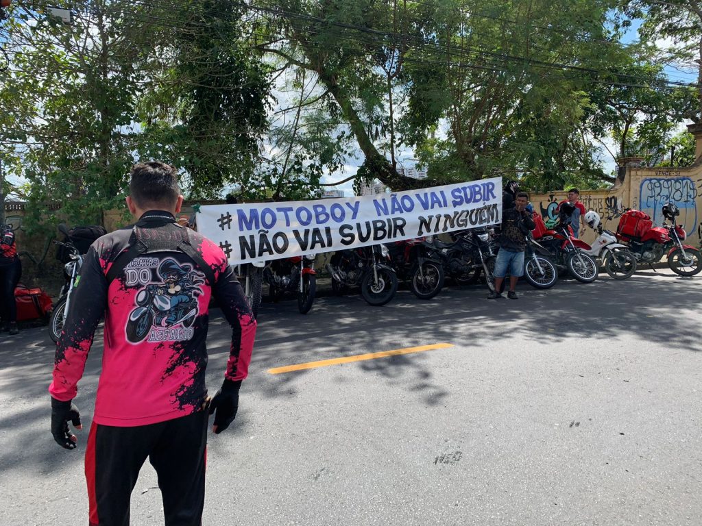 Motoboys se reuniram em frente à sede do Grupo Norte de Comunicação - Foto: Rebeca Nunes/GNC