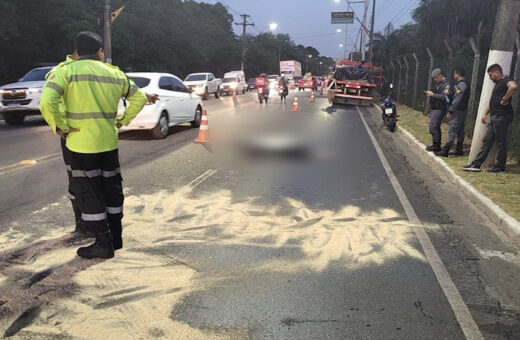 Motociclista cai na pista e morre atropelado por caminhão em Manaus - Foto: Reprodução/TV Norte Amazonas