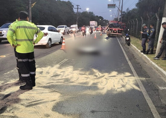 Motociclista cai na pista e morre atropelado por caminhão em Manaus - Foto: Reprodução/TV Norte Amazonas