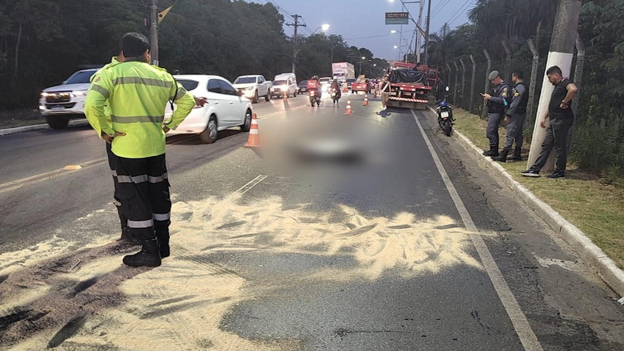 Motociclista cai na pista e morre atropelado por caminhão em Manaus - Foto: Reprodução/TV Norte Amazonas