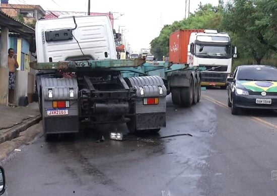 Motorista é arremessado para fora de veículo após acidente em Manaus - Foto: Reprodução/TV Norte Amazonas