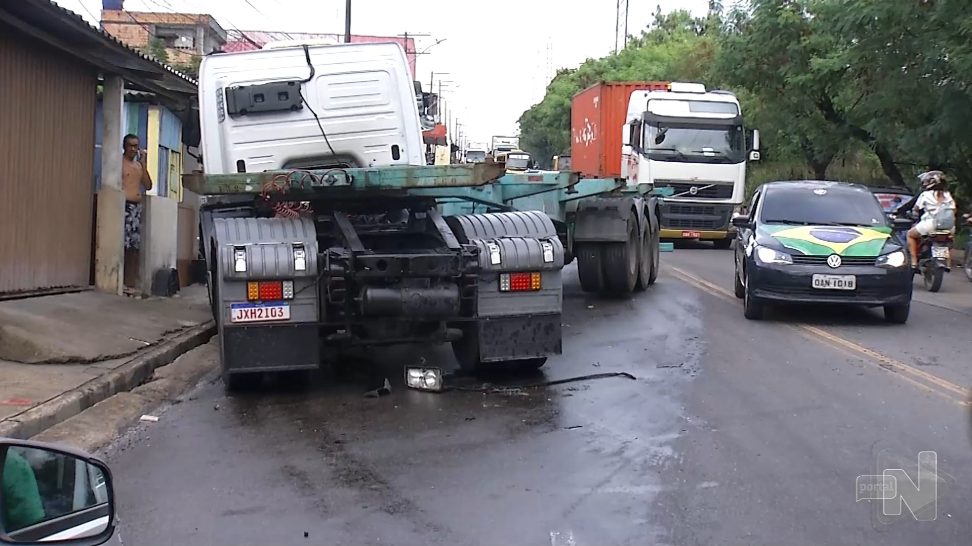 Motorista é arremessado para fora de veículo após acidente em Manaus - Foto: Reprodução/TV Norte Amazonas