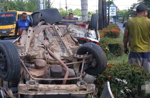 Motorista perde o controle de veículo e capota em avenida de Manaus - Foto: Reprodução/TV Norte Amazonas