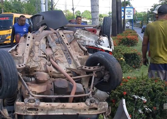 Motorista perde o controle de veículo e capota em avenida de Manaus - Foto: Reprodução/TV Norte Amazonas