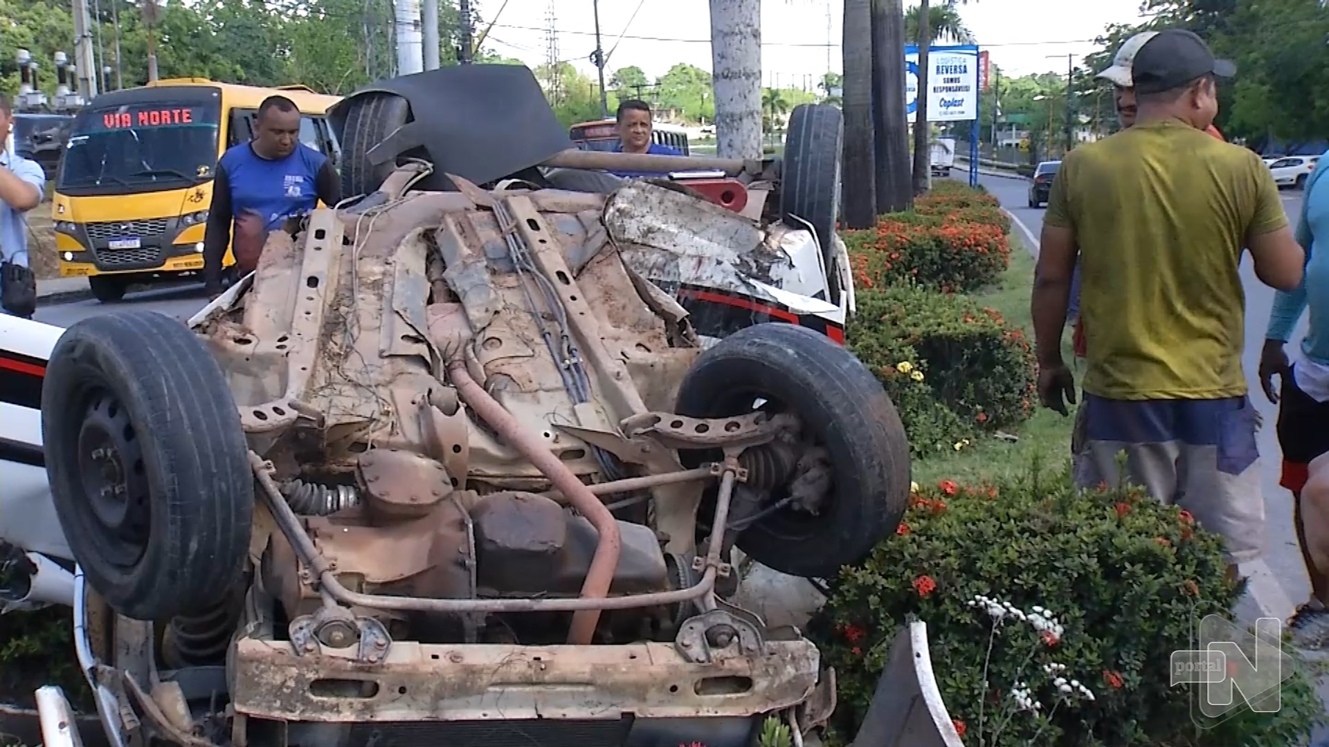 Motorista perde o controle de veículo e capota em avenida de Manaus - Foto: Reprodução/TV Norte Amazonas