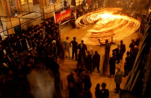 Muçulmanos xiitas se reúnem antes da Ashura, o dia mais sagrado do calendário muçulmano xiita, em Najaf, Iraque - Foto: REUTERS/Alaa al-Marjani