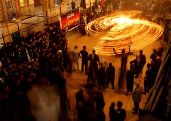 Muçulmanos xiitas se reúnem antes da Ashura, o dia mais sagrado do calendário muçulmano xiita, em Najaf, Iraque - Foto: REUTERS/Alaa al-Marjani