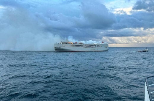 Incêndio no navio deve durar por dias - Foto: Coastguard Netherlands/Divulgação via REUTERS