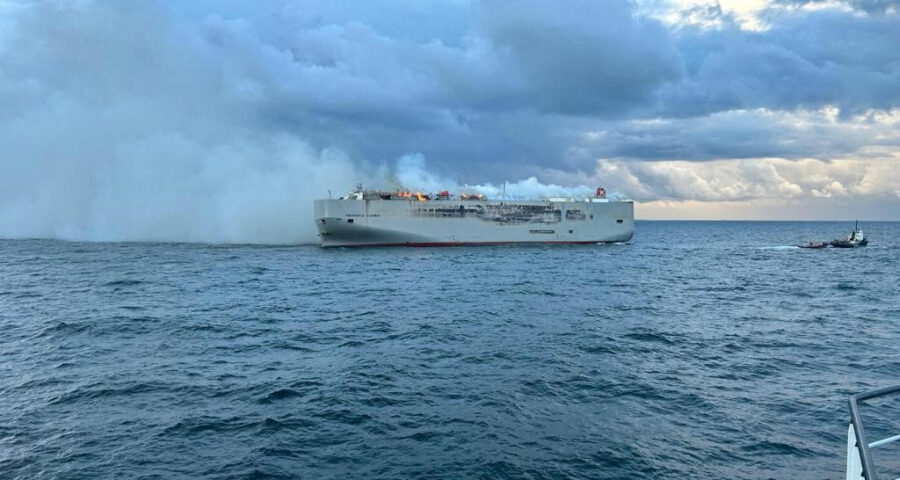 Incêndio no navio deve durar por dias - Foto: Coastguard Netherlands/Divulgação via REUTERS