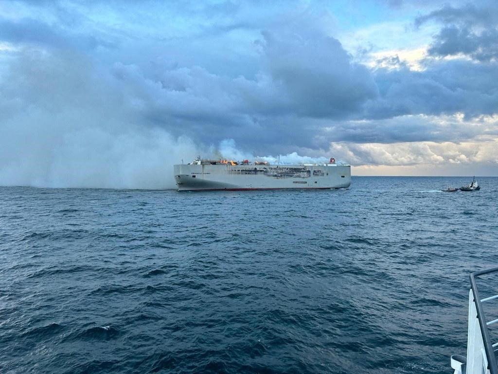 Incêndio no navio deve durar por dias - Foto: Coastguard Netherlands/Divulgação via REUTERS