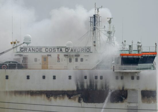 Equipes de emergência trabalham para conter incêndio no cargueiro Grande Costa d'Avorio, no porto de Newark, em Nova Jérsei, nos Estados Unidos - Foto: John Minchillo/Associated Press/Estadão