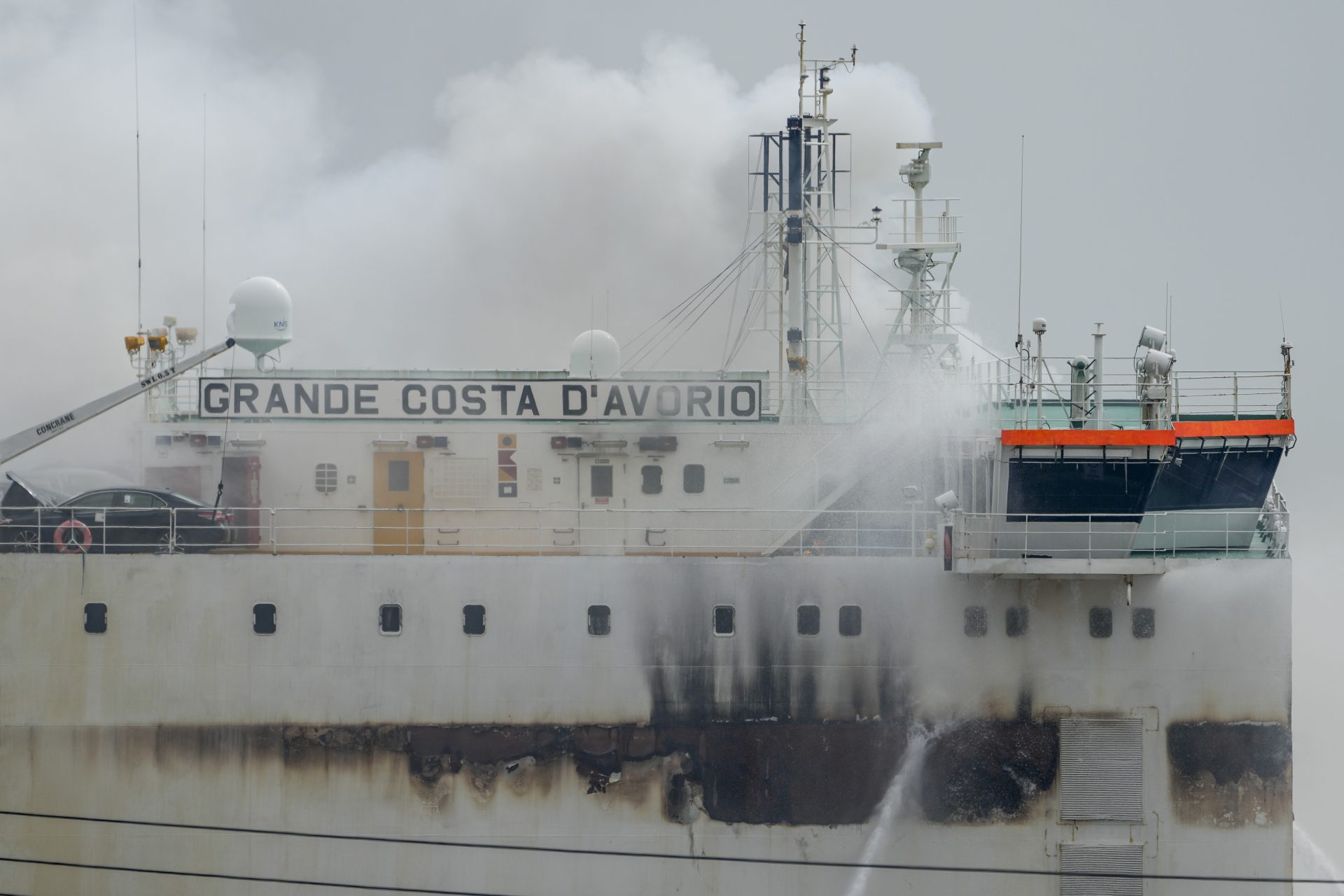Equipes de emergência trabalham para conter incêndio no cargueiro Grande Costa d'Avorio, no porto de Newark, em Nova Jérsei, nos Estados Unidos - Foto: John Minchillo/Associated Press/Estadão