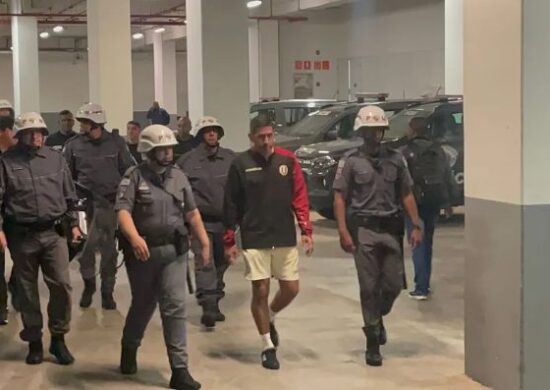 Sebastian Avellino Vargas, preparador físico do Universitario foi preso acusado de racismo, durante jogo contra o Conrinthians - Foto: Reprodução/ Twitter @MarioREscobar