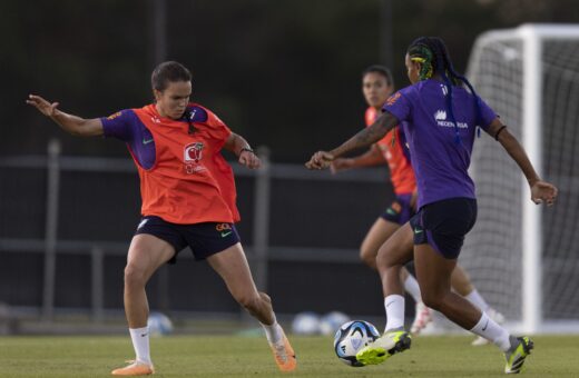 As meninas da Seleção Brasileira tiveram seu primeiro treino, na ciadade-sede da Copa do Mundo 2023 - Foto: Reprodução/ Thais Magalhães/CBF