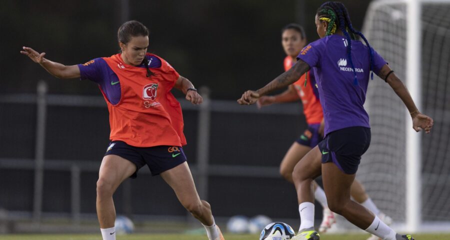 As meninas da Seleção Brasileira tiveram seu primeiro treino, na ciadade-sede da Copa do Mundo 2023 - Foto: Reprodução/ Thais Magalhães/CBF