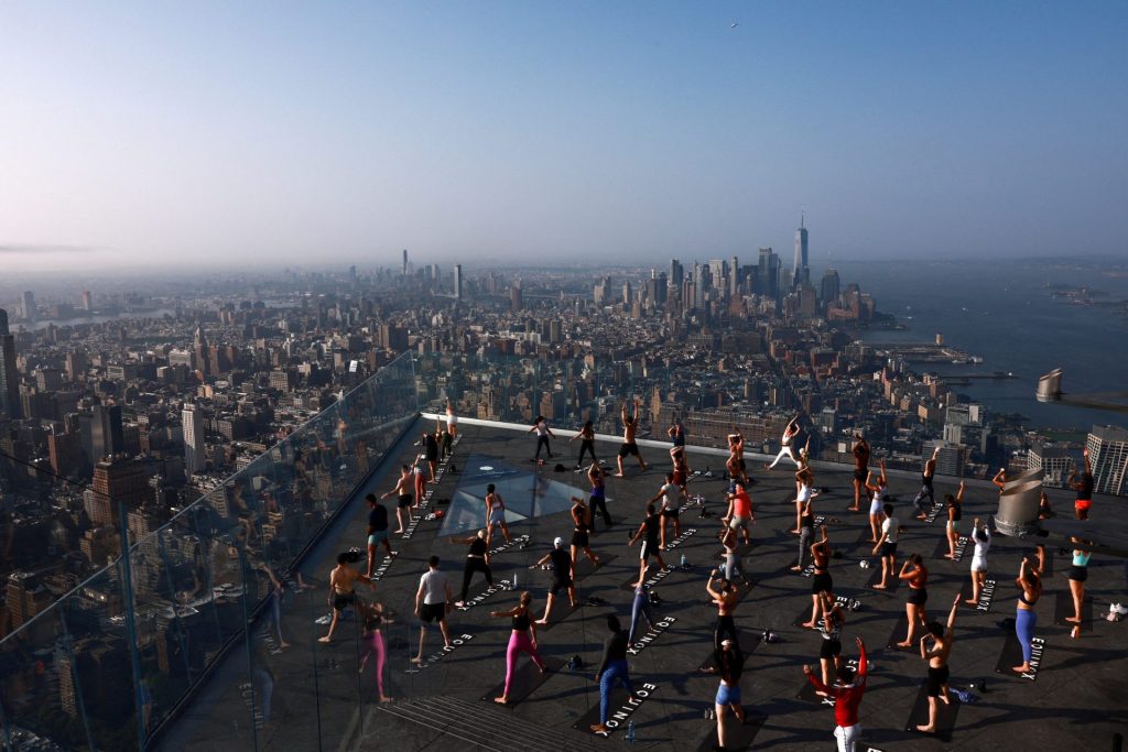  Participantes de sessão de ioga "Sky-High" em Manhattan's Edge, em Nova York - Foto: REUTERS/Amr Alfiky