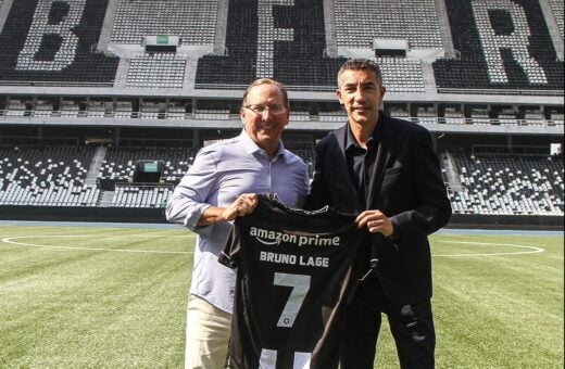 John Textor recebe o novo técnico alvinegro, Bruno Lage no gramado do Nilton Santos - Foto: Arthur Barreto/BFR/divulgação