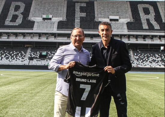 John Textor recebe o novo técnico alvinegro, Bruno Lage no gramado do Nilton Santos - Foto: Arthur Barreto/BFR/divulgação