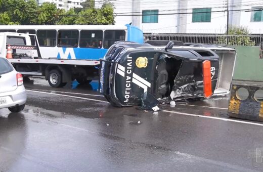 Viatura capota enquanto levava presos à audiência de custódia em Manaus - Foto: Reprodução/TV Norte Amazonas