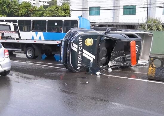 Viatura capota enquanto levava presos à audiência de custódia em Manaus - Foto: Reprodução/TV Norte Amazonas