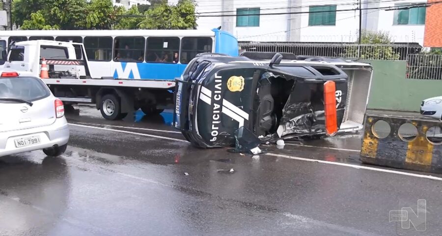 Viatura capota enquanto levava presos à audiência de custódia em Manaus - Foto: Reprodução/TV Norte Amazonas