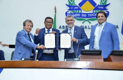 Júnior Brasão posa para foto com presidente da Assembleia Legislativa do Tocantins (Aleto), Amélio Cayres - Foto: Isis Oliveira