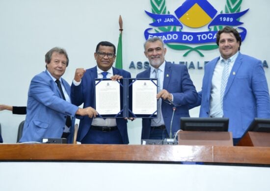 Júnior Brasão posa para foto com presidente da Assembleia Legislativa do Tocantins (Aleto), Amélio Cayres - Foto: Isis Oliveira