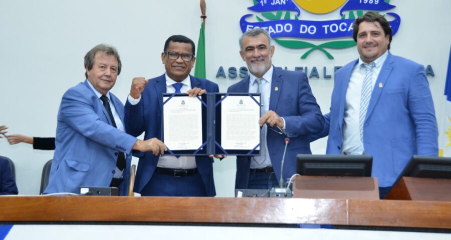 Júnior Brasão posa para foto com presidente da Assembleia Legislativa do Tocantins (Aleto), Amélio Cayres - Foto: Isis Oliveira