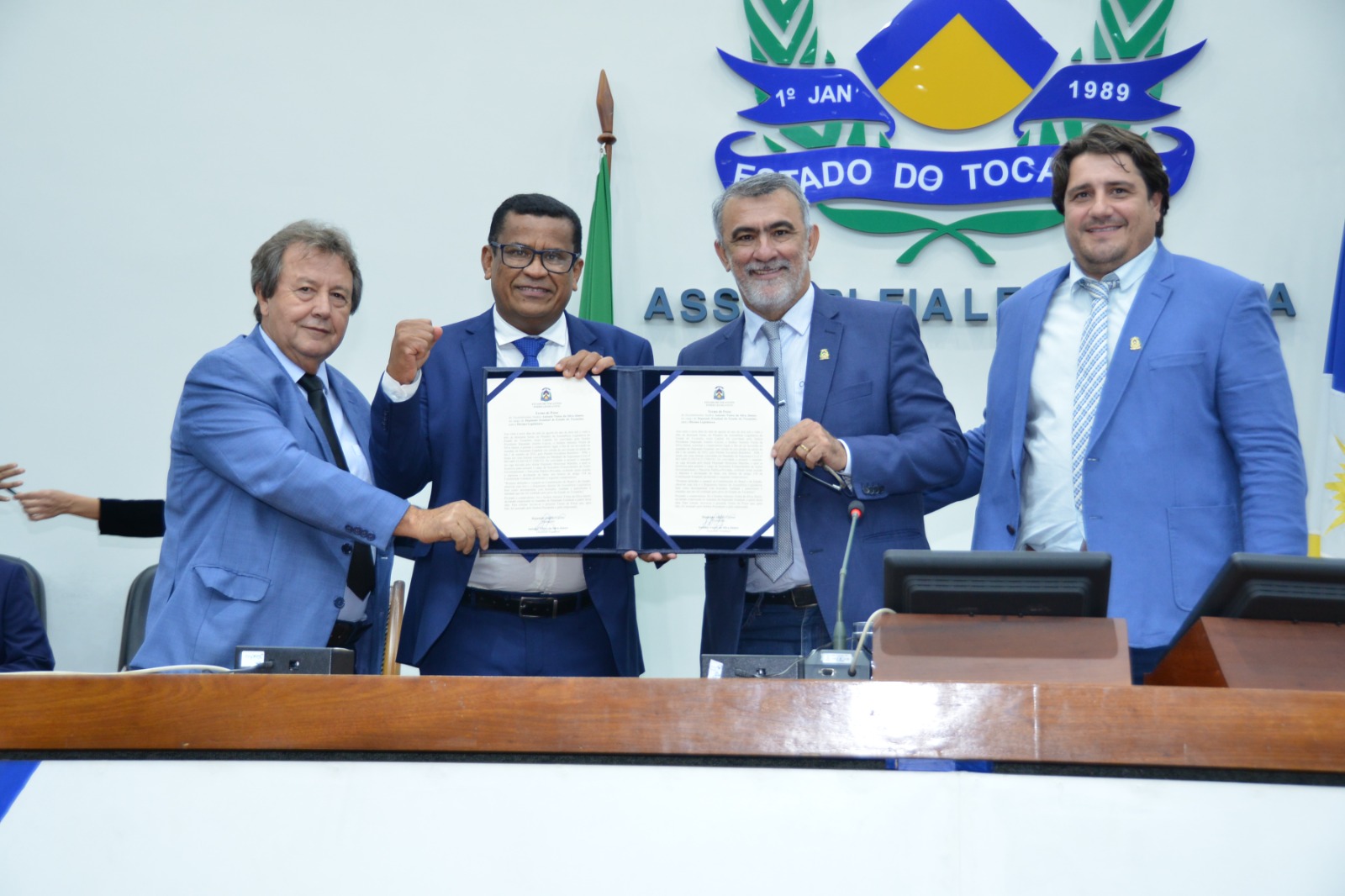 Júnior Brasão posa para foto com presidente da Assembleia Legislativa do Tocantins (Aleto), Amélio Cayres - Foto: Isis Oliveira