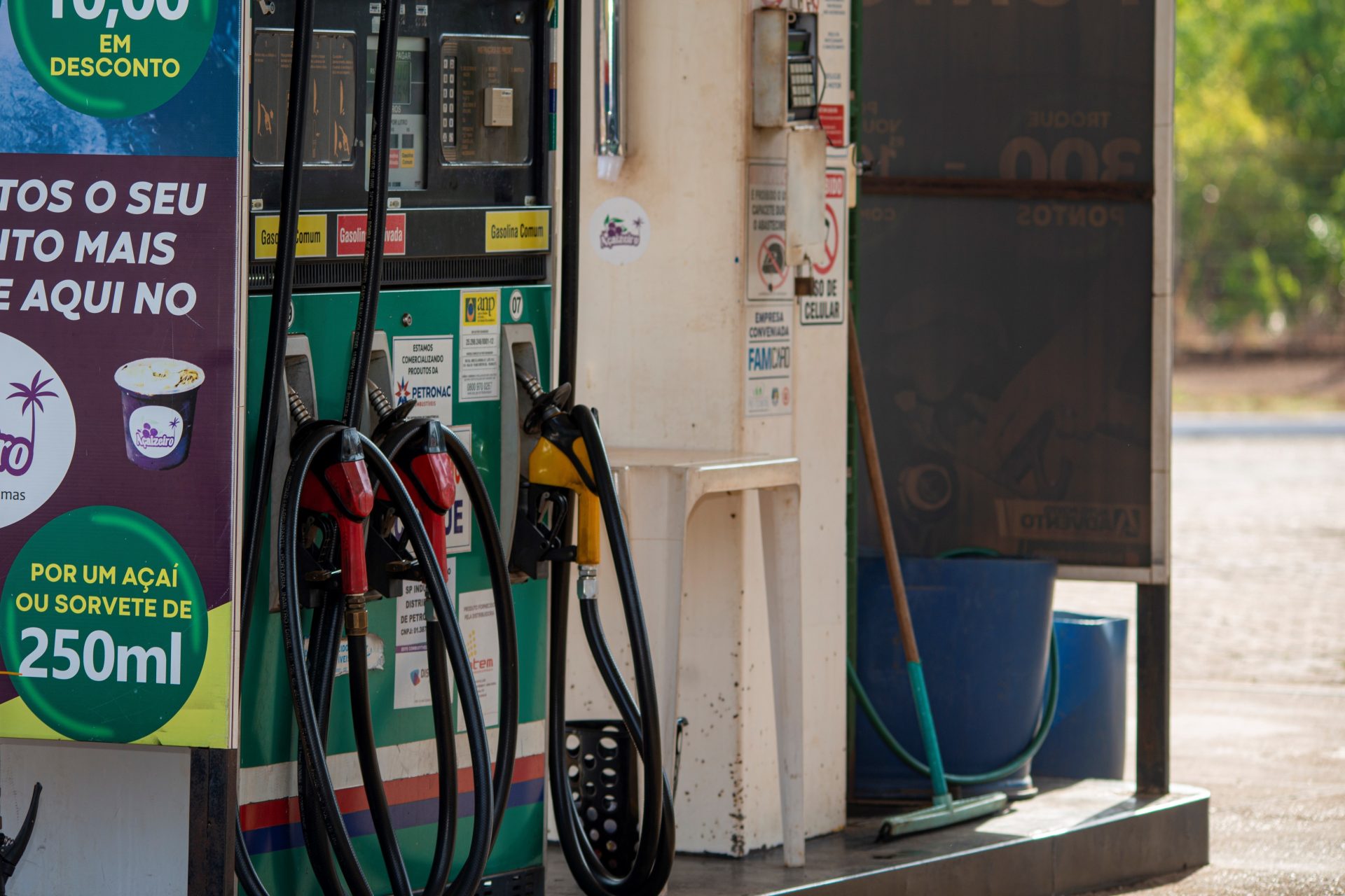 Fiscais do Procon Municipal verificam preços da gasolina comum, aditivada, álcool, diesel S-10 e S-500 - Foto: Regiane Rocha/Secom Palmas