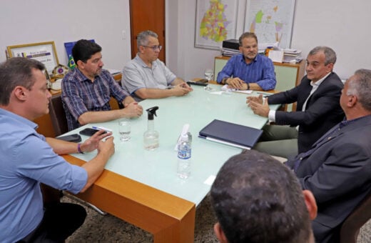 Equipe do Governo do Tocantins e o juiz de execuções penais, Allan Martins, em reunião na Casa Civil para discutir a política antimanicomial - Foto: Adilvan Nogueira/Governo do Tocantins