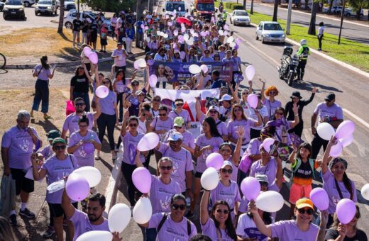 Caminhada reúne mais de 300 pessoas em combate a violência às mulheres