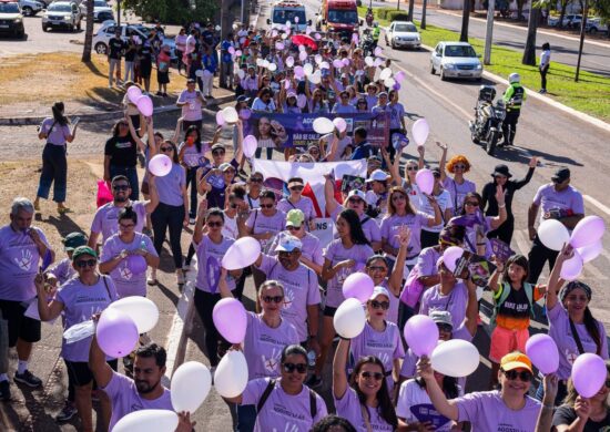 Caminhada reúne mais de 300 pessoas em combate a violência às mulheres