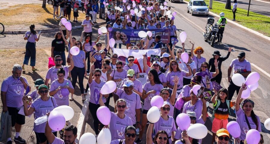 Caminhada reúne mais de 300 pessoas em combate a violência às mulheres