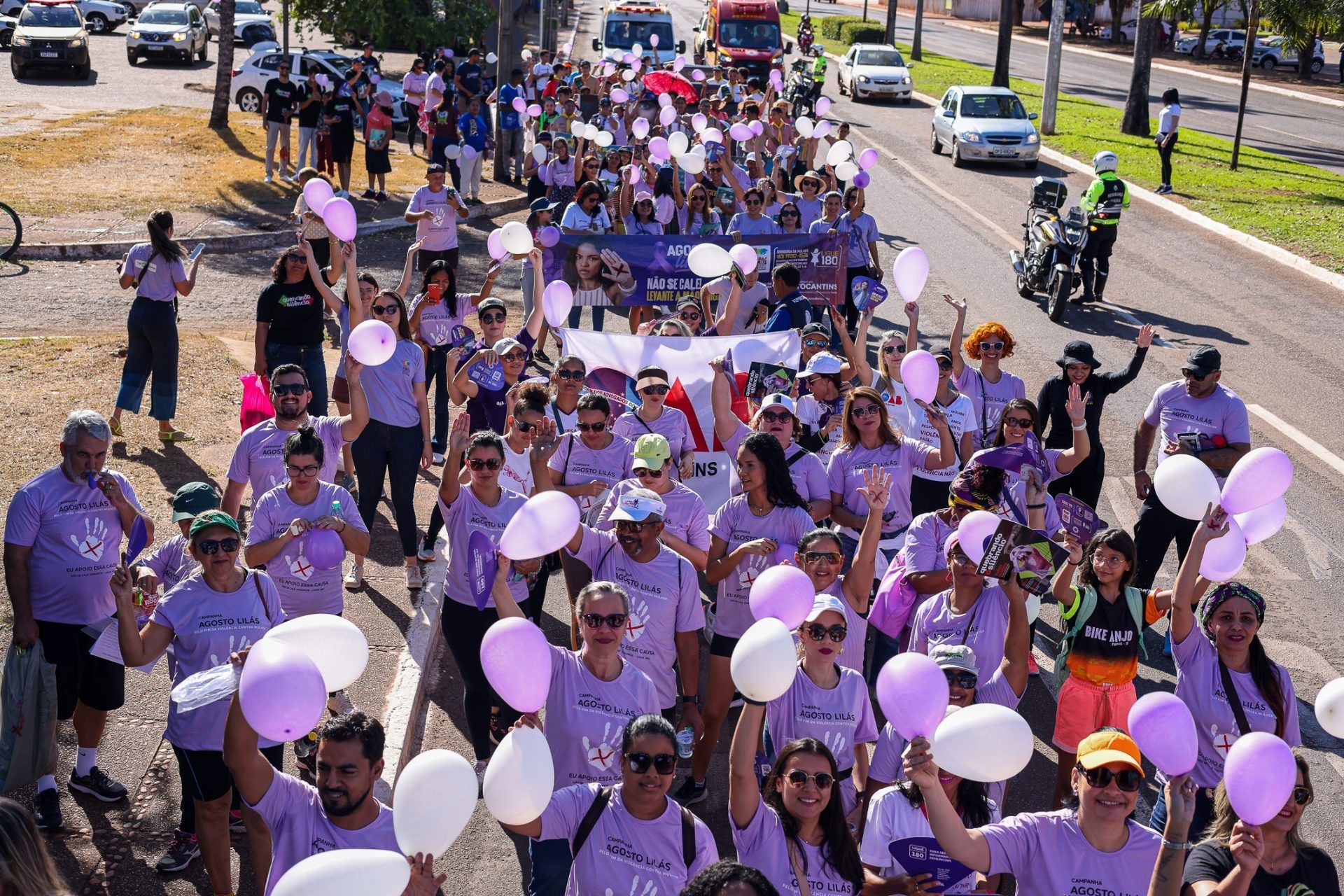 Caminhada reúne mais de 300 pessoas em combate a violência às mulheres
