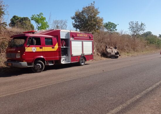 Carro capota e fica com as rodas para cima e homem no acidente teve ferimentos leves