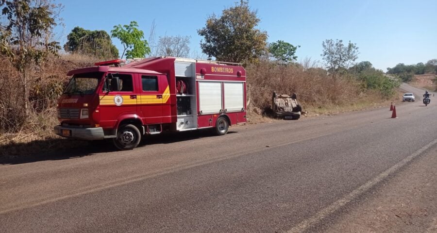 Carro capota e fica com as rodas para cima e homem no acidente teve ferimentos leves