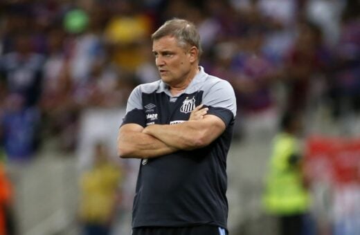 O técnico Diego Aguirre, do Santos, na partida entre Fortaleza e Santos válida pela 19ª rodada do Campeonato Brasileiro 2023, na Arena Castelão, em Fortaleza, neste domingo (13) - Foto: Lc Moreira/Estadão Conteúdo