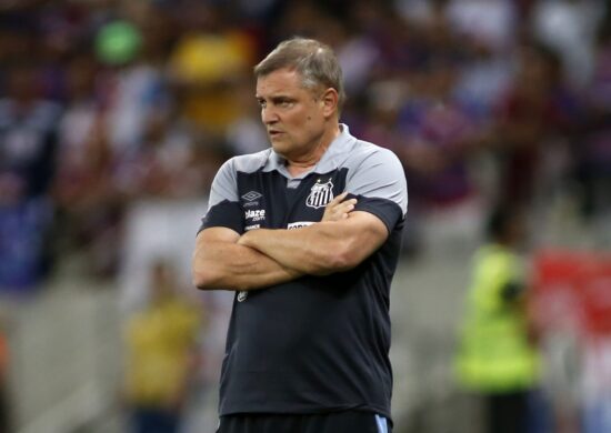 O técnico Diego Aguirre, do Santos, na partida entre Fortaleza e Santos válida pela 19ª rodada do Campeonato Brasileiro 2023, na Arena Castelão, em Fortaleza, neste domingo (13) - Foto: Lc Moreira/Estadão Conteúdo