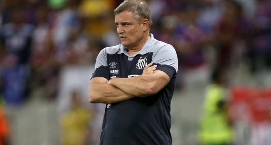 O técnico Diego Aguirre, do Santos, na partida entre Fortaleza e Santos válida pela 19ª rodada do Campeonato Brasileiro 2023, na Arena Castelão, em Fortaleza, neste domingo (13) - Foto: Lc Moreira/Estadão Conteúdo