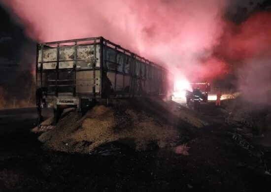 Carroceria de carreta ficou destruída em incêndio