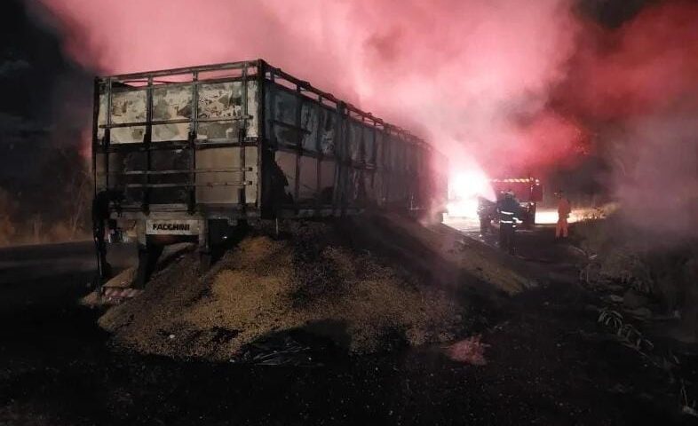 Carroceria de carreta ficou destruída em incêndio