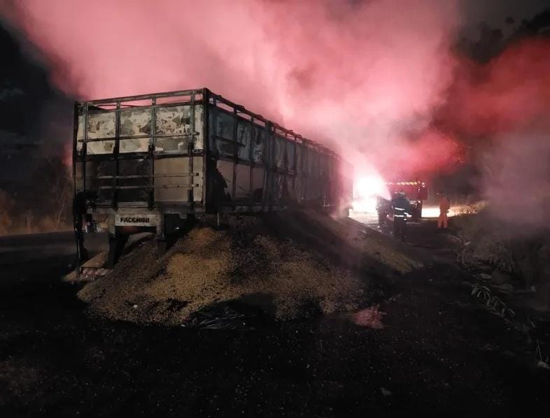 Carroceria de carreta ficou destruída em incêndio