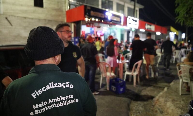 Bares foram fiscalizados na noite de sábado (26) e madrugada de domingo (27)- Fotos: Clóvis Miranda/Semcom