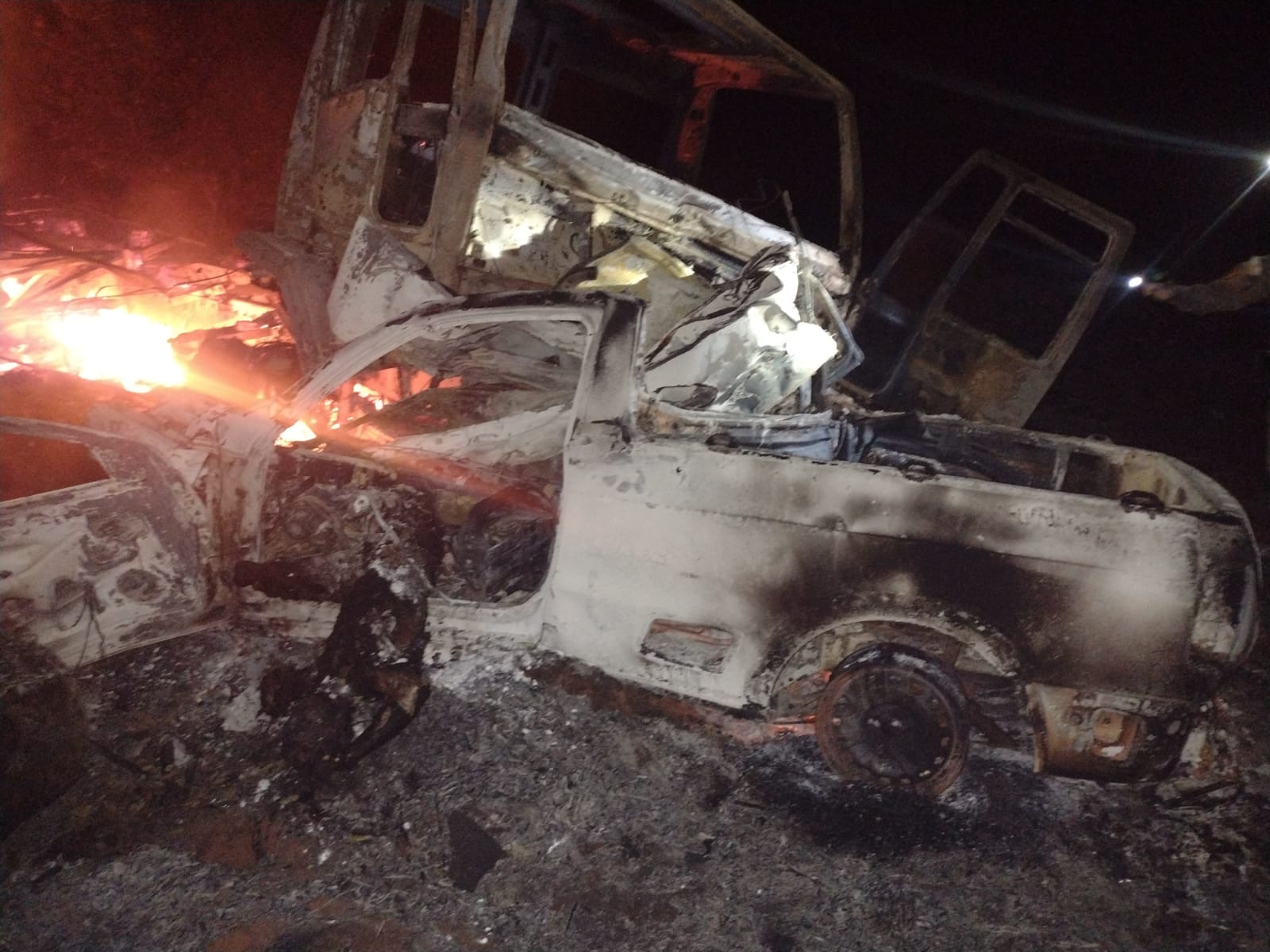 Os veículos se colidiram e pegaram fogo no mesmo momento, uma das vítimas teve o corpo completamente carbonizado e morreu