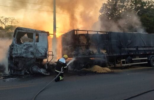 Bombeiros apagaram as chamas da carreta na tarde de terça-feira (23) - Foto: Divulgação/CBMAM