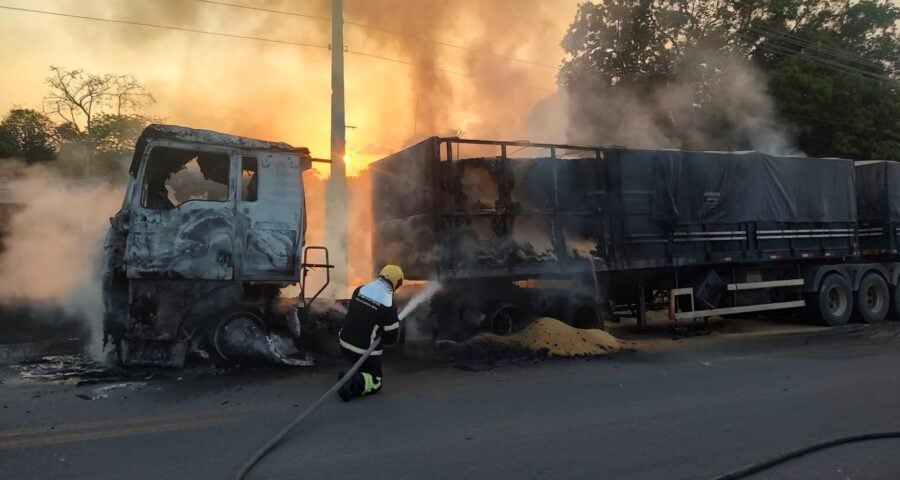 Bombeiros apagaram as chamas da carreta na tarde de terça-feira (23) - Foto: Divulgação/CBMAM